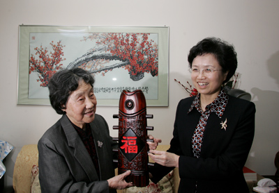 全国妇联副主席宋秀岩看望巫昌祯教授