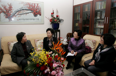 全国妇联副主席宋秀岩看望巫昌祯教授